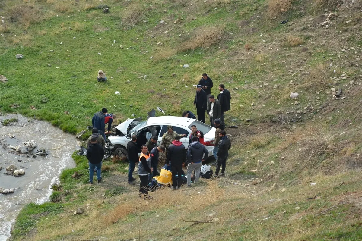 Besni’de Şarampole Devrilen Otomobilin Sürücüsü Yaralandı