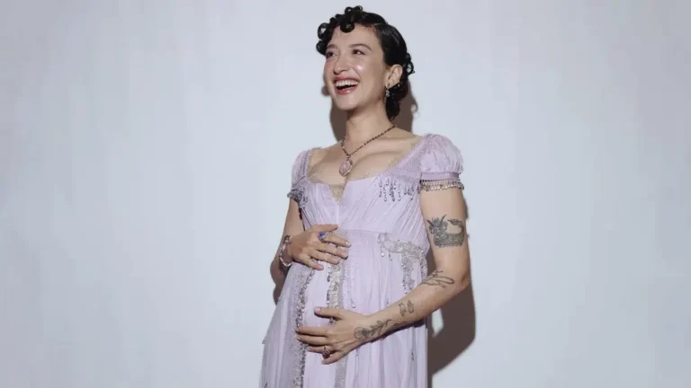 Melike Şahin konserinde hamile olduğunu açıkladı, ilk kez anne olacak