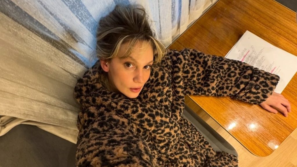 Farah Zeynep Abdullah yeni film setinde morluklarını paylaştı