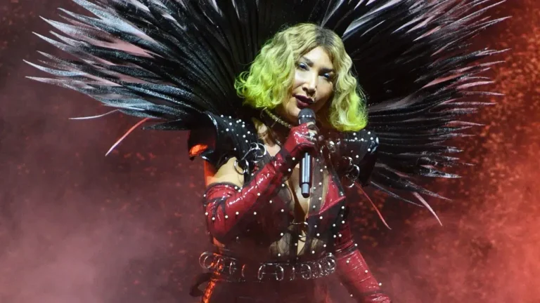 Hande Yener’in Harbiye konserindeki sahne tarzı sosyal medyada gündem oldu